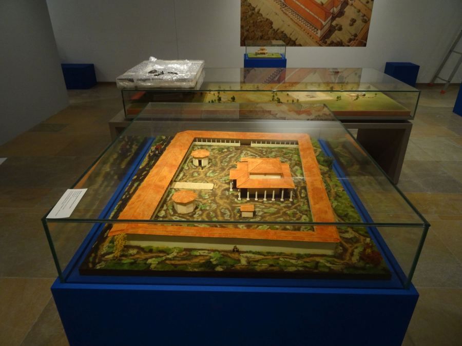 Maquette de sanctuaire présentée sous vitrine dans une salle d'exposition