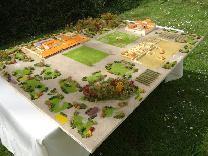 Maquette du site archéologique de La Bâtie-Montsaléon, avec bâtiments, jardins et vestiges