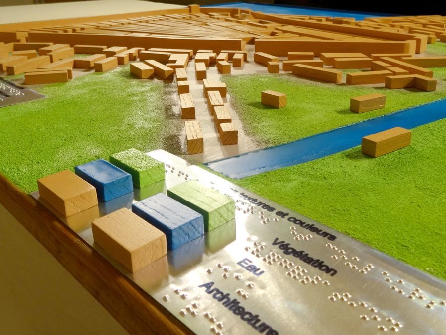 Maquette tactile de la ville antique de Lattara, avec légendes en braille et repères de couleur